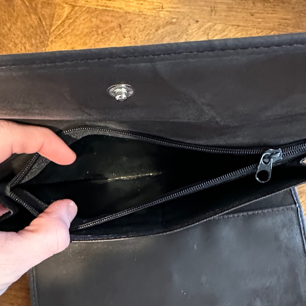 Ami Black Women’s Trifold Wallet - Picture 7 of 11